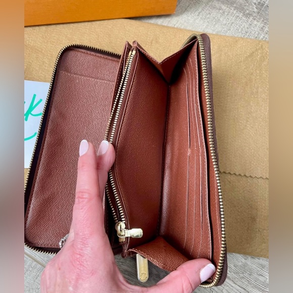 Louis Vuitton's iconic Zippy Organizer wallet in historic Monogram canvas - Picture 6 of 15